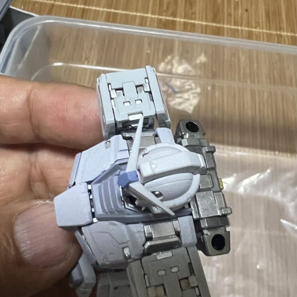 オリジナルの色をG-3の色に塗り替えました。ボディーの白色に紫色が入っています。淡い感じの赤色が見える紫色仕上げです。オシャレです✨フレームはシルバーにしてみました。これは5個目になります。フレームは1色で重ね塗りでない限り外装がハマります。隠蔽力が強い金色もある事に最近知りました。肩部の上部の塗装は前塗ってハマらなくなったので塗装していせん。何個も作っても飽きないキットです。これ完成したらレッドフレームに挑戦したいと思います。（4枚目）