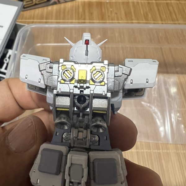 オリジナルの色をG-3の色に塗り替えました。ボディーの白色に紫色が入っています。淡い感じの赤色が見える紫色仕上げです。オシャレです✨フレームはシルバーにしてみました。これは5個目になります。フレームは1色で重ね塗りでない限り外装がハマります。隠蔽力が強い金色もある事に最近知りました。肩部の上部の塗装は前塗ってハマらなくなったので塗装していせん。何個も作っても飽きないキットです。これ完成したらレッドフレームに挑戦したいと思います。（5枚目）