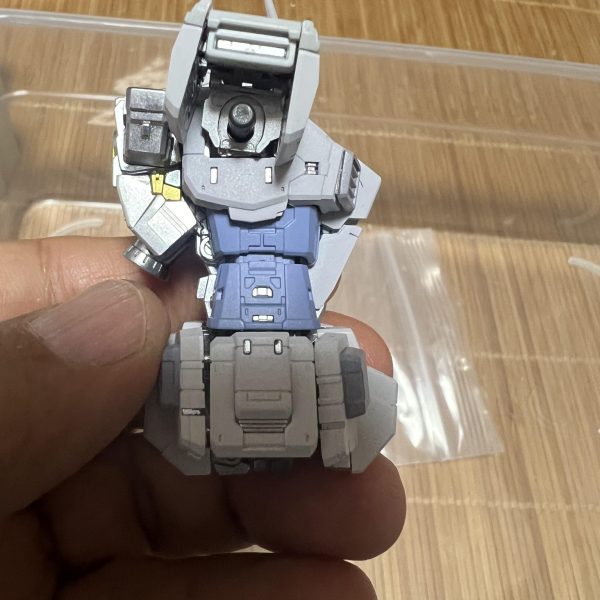 オリジナルの色をG-3の色に塗り替えました。ボディーの白色に紫色が入っています。淡い感じの赤色が見える紫色仕上げです。オシャレです✨フレームはシルバーにしてみました。これは5個目になります。フレームは1色で重ね塗りでない限り外装がハマります。隠蔽力が強い金色もある事に最近知りました。肩部の上部の塗装は前塗ってハマらなくなったので塗装していせん。何個も作っても飽きないキットです。これ完成したらレッドフレームに挑戦したいと思います。（6枚目）