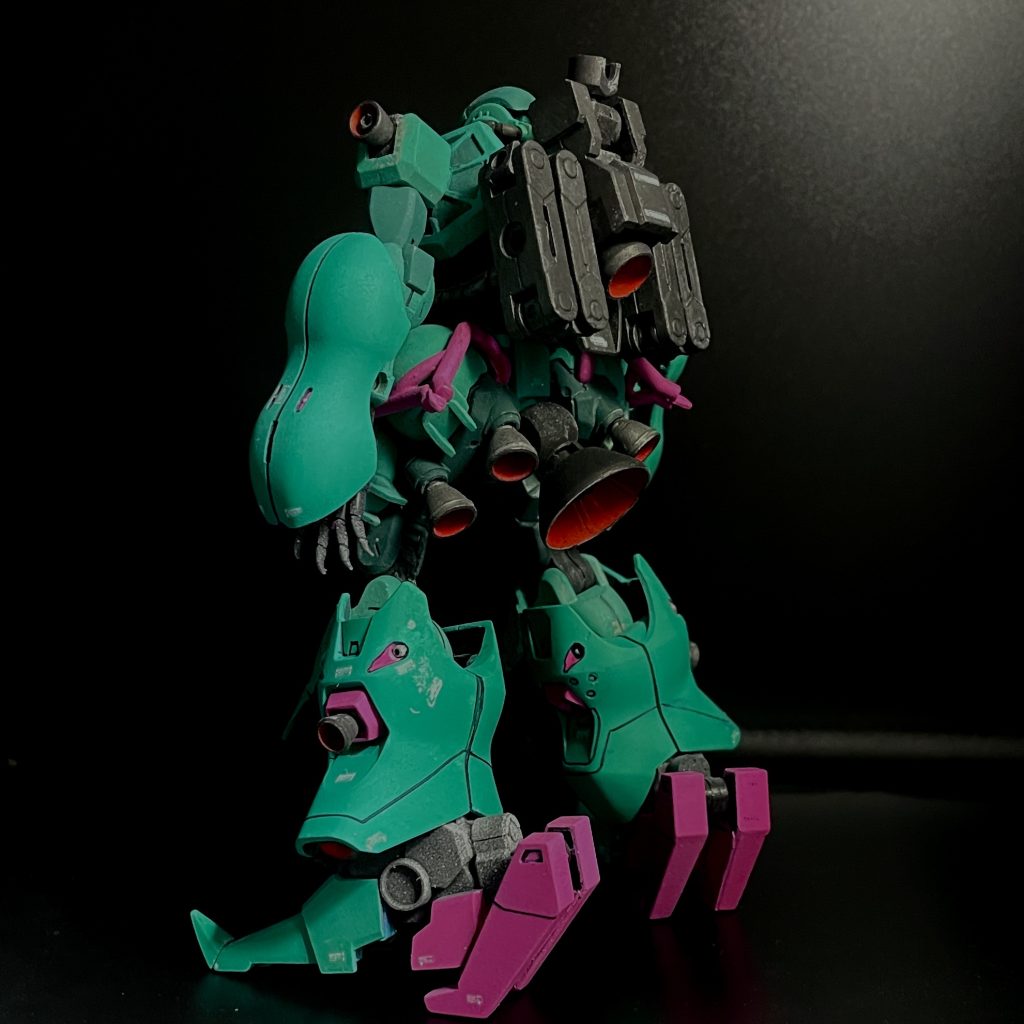 コアユニットのララァ専用 (GQ)ザク ver.2.0 (アイナシルエット)バインダー内で干渉して閉じられない為に肩アーマは除外しアポジモーターとしてコネクタを活用おかげで？アプサラス繋がりもありどことなくアイナザクらしいシルエット