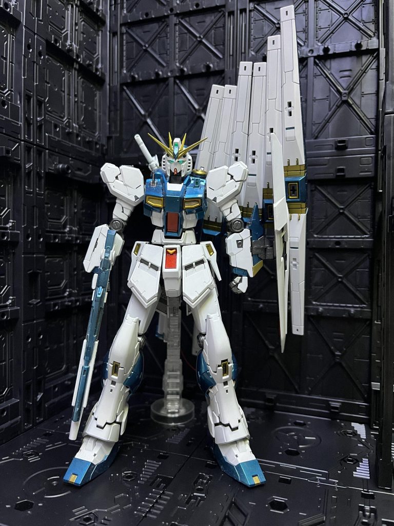 機体全体のバランスが伝わるよう、全身がしっかり収まる構図で撮影しています。プロポーションや各部の塗装状態が分かりやすいカットを意識しました。背景には100円ショップの セリア のドッグを使用しています。シンプルな背景にすることで、機体のシルエットや発色が際立つようにしました。特別な撮影環境ではなく、手軽に用意できるもので仕上げていますが、作品の魅力がしっかり伝わる一枚になったと思います。