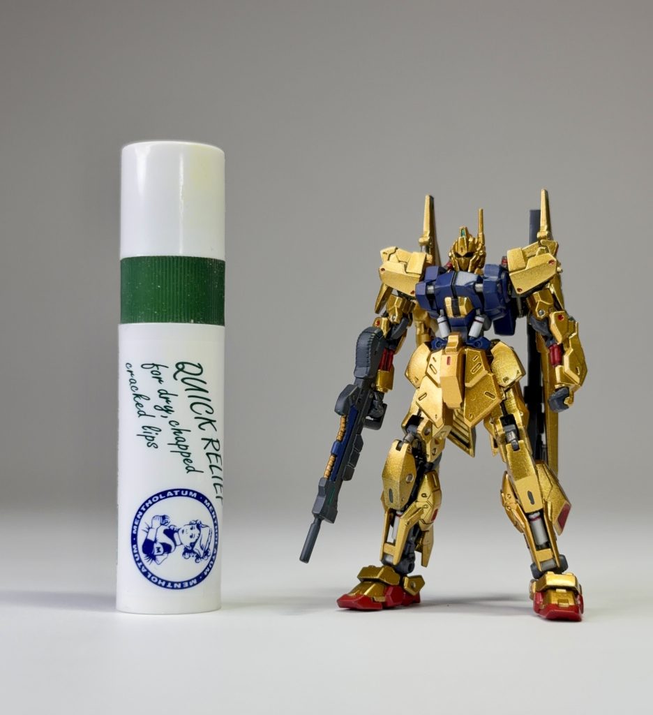 リップクリーム先生とのサイズ比較です。とにかく塗り分けが細かく、カメラアイは肉眼ではほぼ見えないレベル…。ルーペを使ってなんとか塗り分けました。