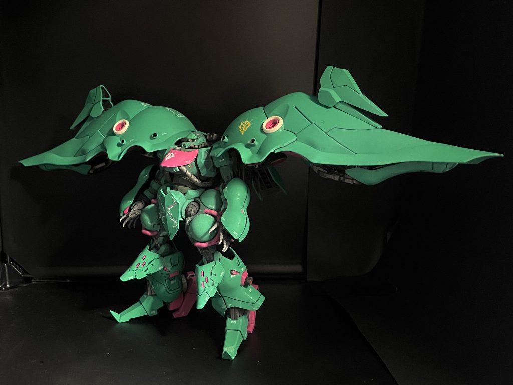 テールバインダー無しにすればアプサラスⅢモード？今回ザク頭に拘ったのは実はアプサラスに脳を焼かれた過去があった為「光学センサーなんてなんでもいい」という割り切りと「ジオンの魂」としてのビジュアルから最先端機体の頭部がまさかのザクという原点回帰？原理主義？とどのつまりは作品愛を設定に捩じ込んだことへのリスペクトです