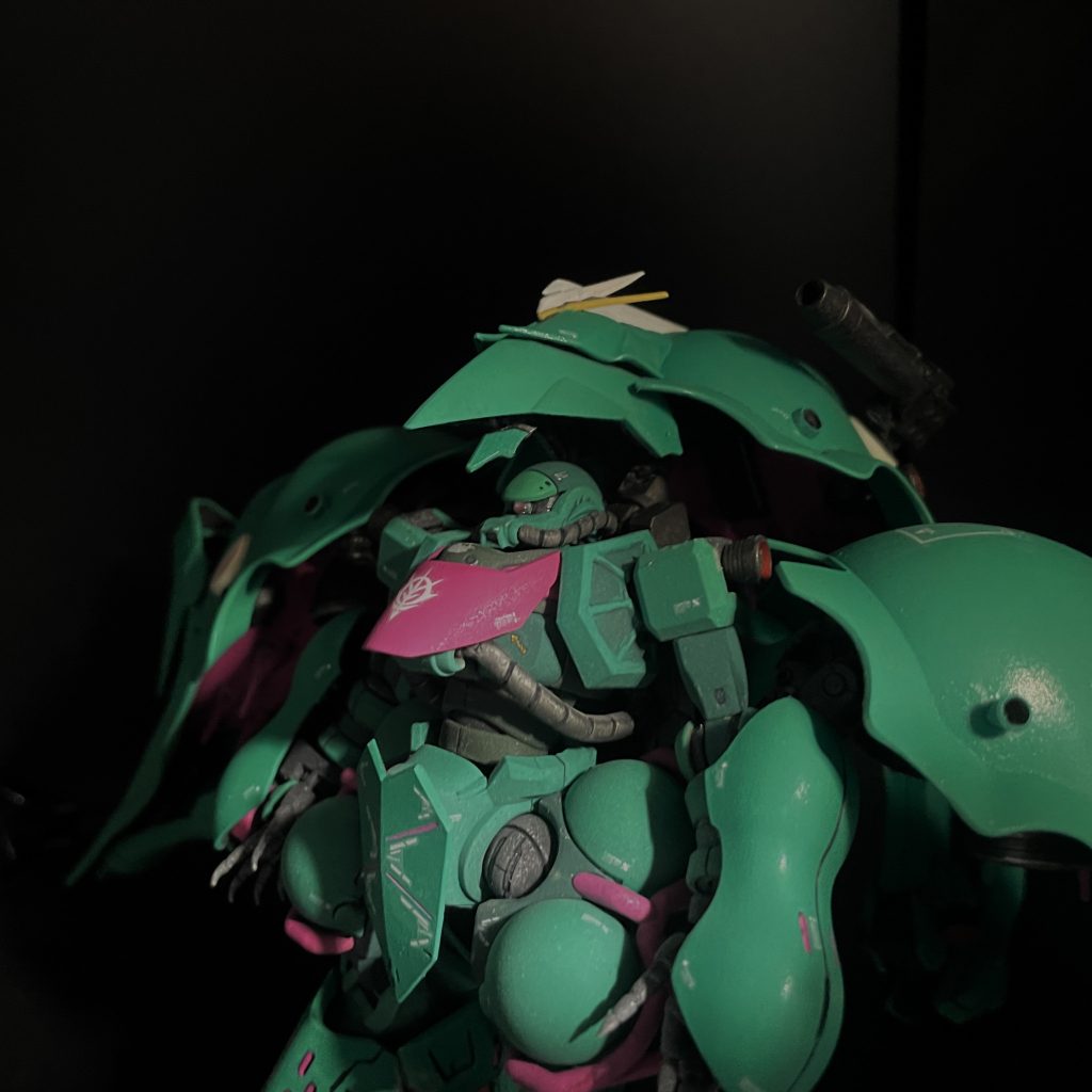 MSモード移行の際にはコアユニットであるザク頭部にサイコミュ発信器機能を包括する大型テールバインダーを直接接続する為のマスクパーツが格納状態から展開