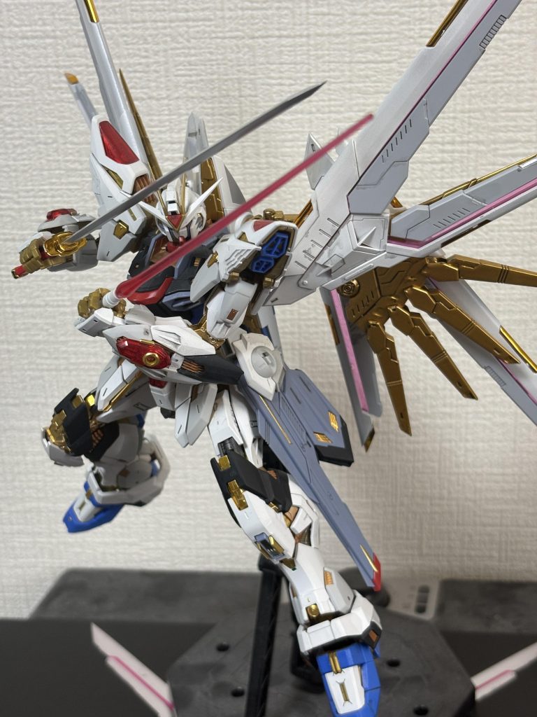 これから購入を検討されてる方への情報として中華製？なので？クオリティには余り期待してなかったんですが案の定な感じでした笑隙間が凄い！パテ埋めしないと隙間は埋まりません💦何かしらの加工が必要です！バンダイの金型技術は素晴らしいんだなと感じさせられます。メッキパーツはかなり豪華な色味なんですがゲート処理で結構ゲート周りメッキが剥がれます😁一応アンダーゲートになっていますが余り意味を持たないような💦そして無駄にほとんどのランナーがアンダーゲート💦私は豪華なメッキの色は諦め塗装しました。