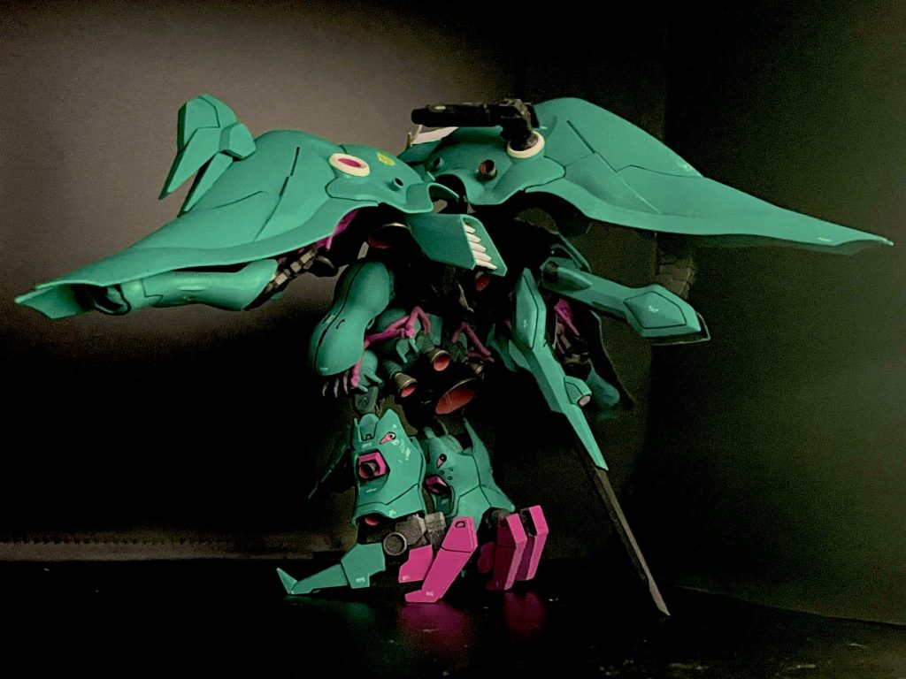 と、旧作シャロンの薔薇は元々SEED世界線のカオスガンダムがコアユニットであった為まさに世界線が混沌としていた状況をスッキリさせるべく同じGQ世界線のザクをコアユニットに置き換えるのが主目的の今回の改修そのまま入れ替えるだけではつまらないので一捻り加える要素として同じエルメスカラー人気のキュベレイ (パピヨン)をモチーフにそれらしいシルエットになるようにミキシング