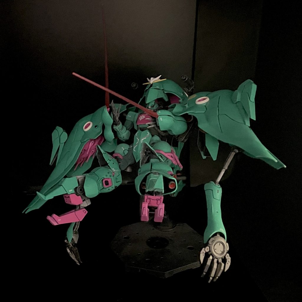 MS戦闘時は基本的にオールレンジによる遠距離攻撃がメインウェポンとなるが万が一の突貫による近接戦闘に備え両腕に装備したシールド一体型のビームサーベルを展開可能であるさらに両脚の踵をクローとして展開することに加えサイドバインダー内の隠し腕を同時に展開して敵機の四肢を拘束しパワーダウン時にも肉弾戦に持ち込まれるリスクを回避する