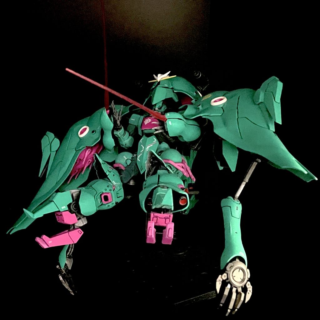 MS戦闘時は基本的にファンネルビットによるオールレンジ及びロングテールライフル (後述)を手持ちしての精密遠距離攻撃とサイドバインダー前後左右に計4砲門が設置された拡散メガ粒子砲およびテールバインダー左右ビームキャノンによる中距離攻撃がメインウェポンとなるが万が一の突貫による近接戦闘に備え両腕に装備したシールド一体型のビームサーベルを展開可能さらに両脚の踵をクローとして展開することに加えサイドバインダー内の隠し腕を同時に展開することで (クシャトリヤや6本腕超人のように)敵機の四肢を拘束し両手のビームサーベルで格闘時の優位性を高めることが可能