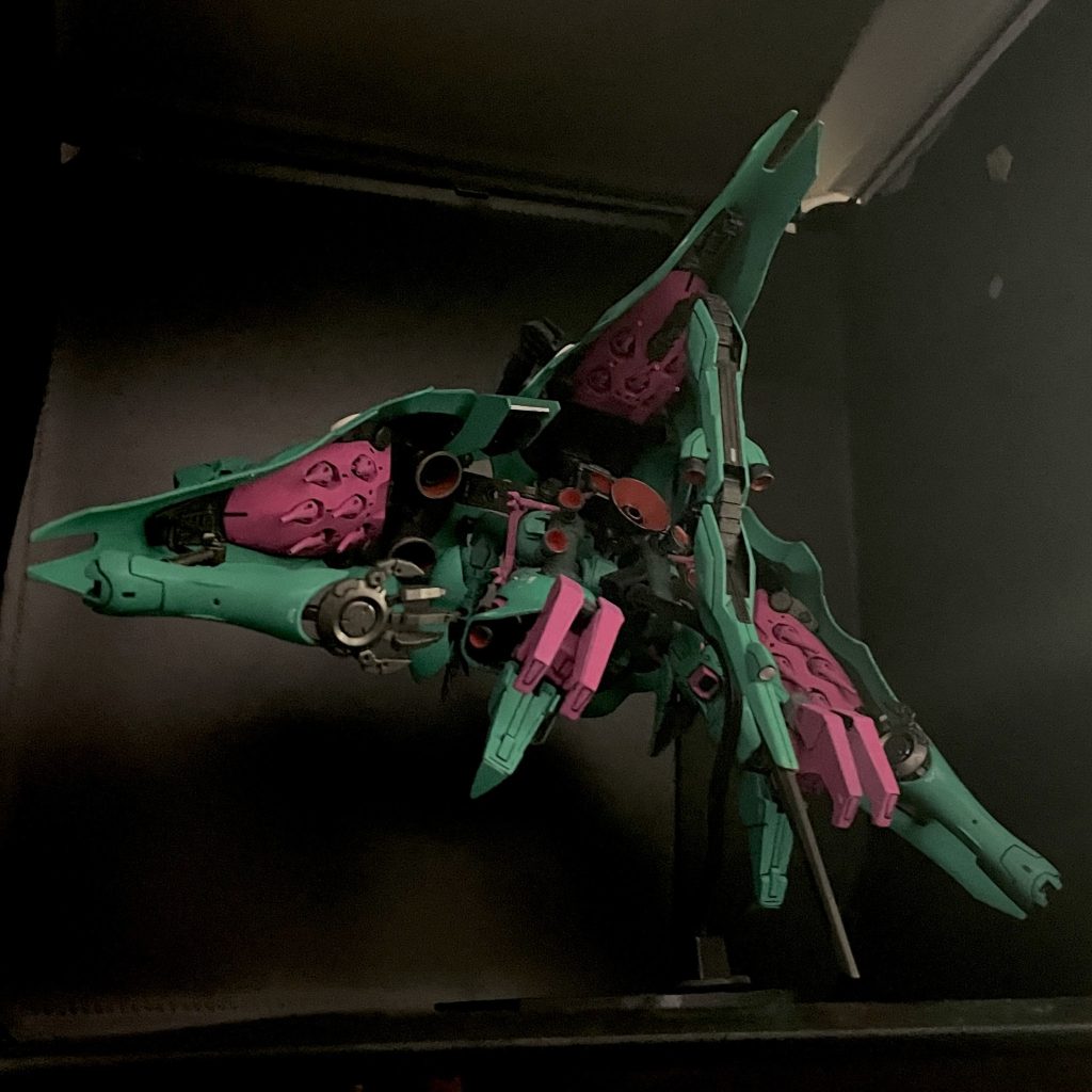 この際、テールバインダー及びサイドバインダー内の全てのビットが展開可能となり総ビット数18機 (内1機はロングテールライフルビット)を同時展開したオールレンジ攻撃はニュータイプ戦を想定した上で生還率の最大化に貢献している