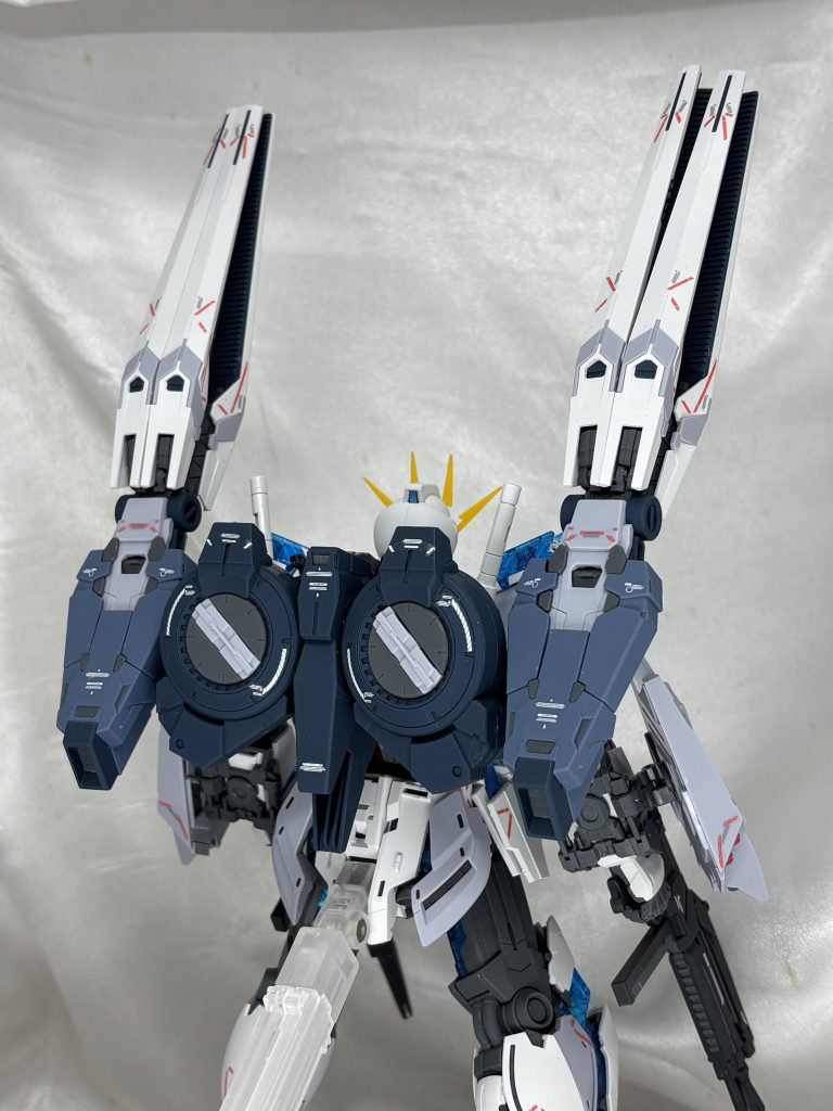 B装備のインコムはサイコフレームの有無にかかわらず装備可能です。中心の丸い部分の中はリール様態になっており、インコムのコードを巻き取れる仕組みですごいです。