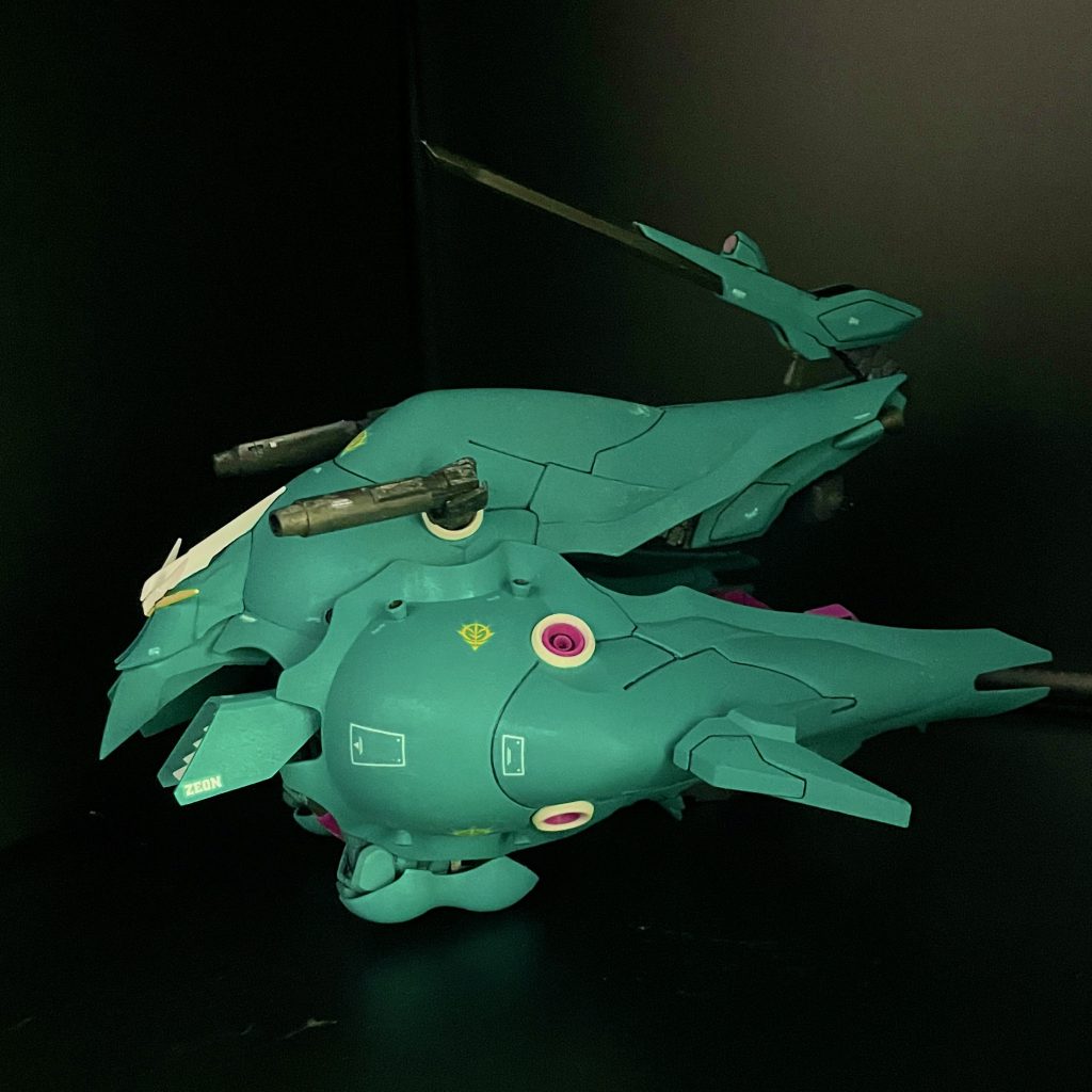 エルメスモジュール合体時の腕はシールドを下側にすることで防御とランディングギアを兼ねた感じ (バインダーの中に腕部格納スペースが無い)