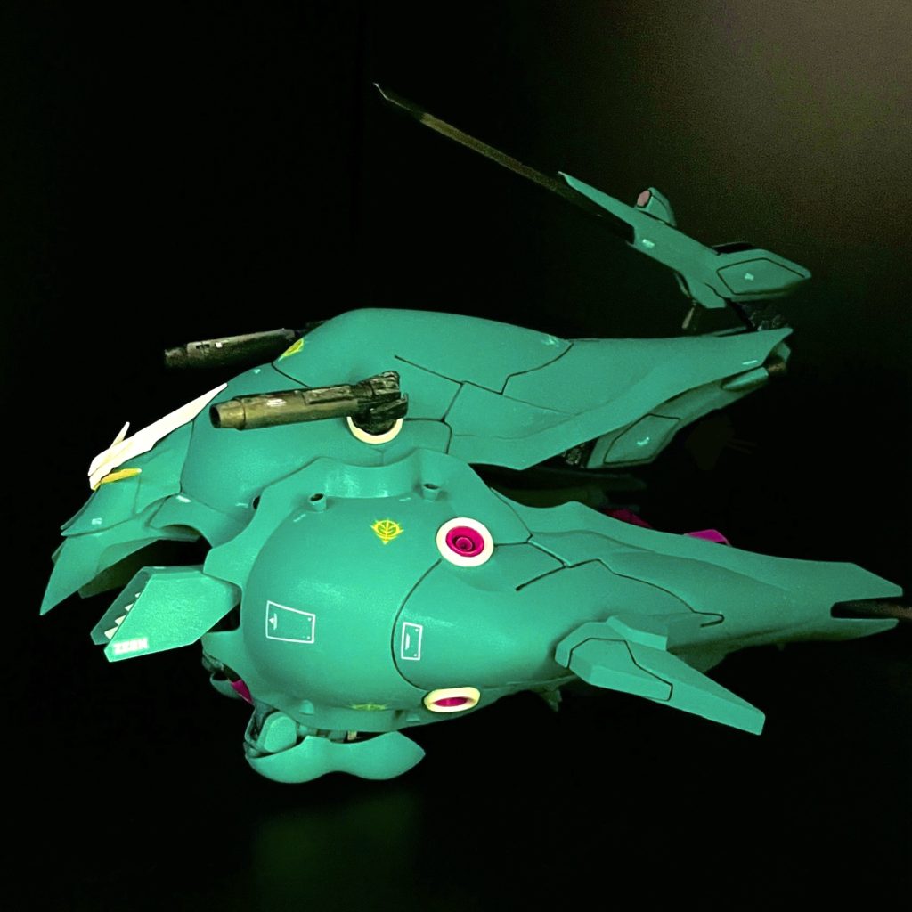 MA時の腕位置はシールドを下側にすることで防御とランディングギアを兼用 (バインダーの中に腕部格納スペースが無い)