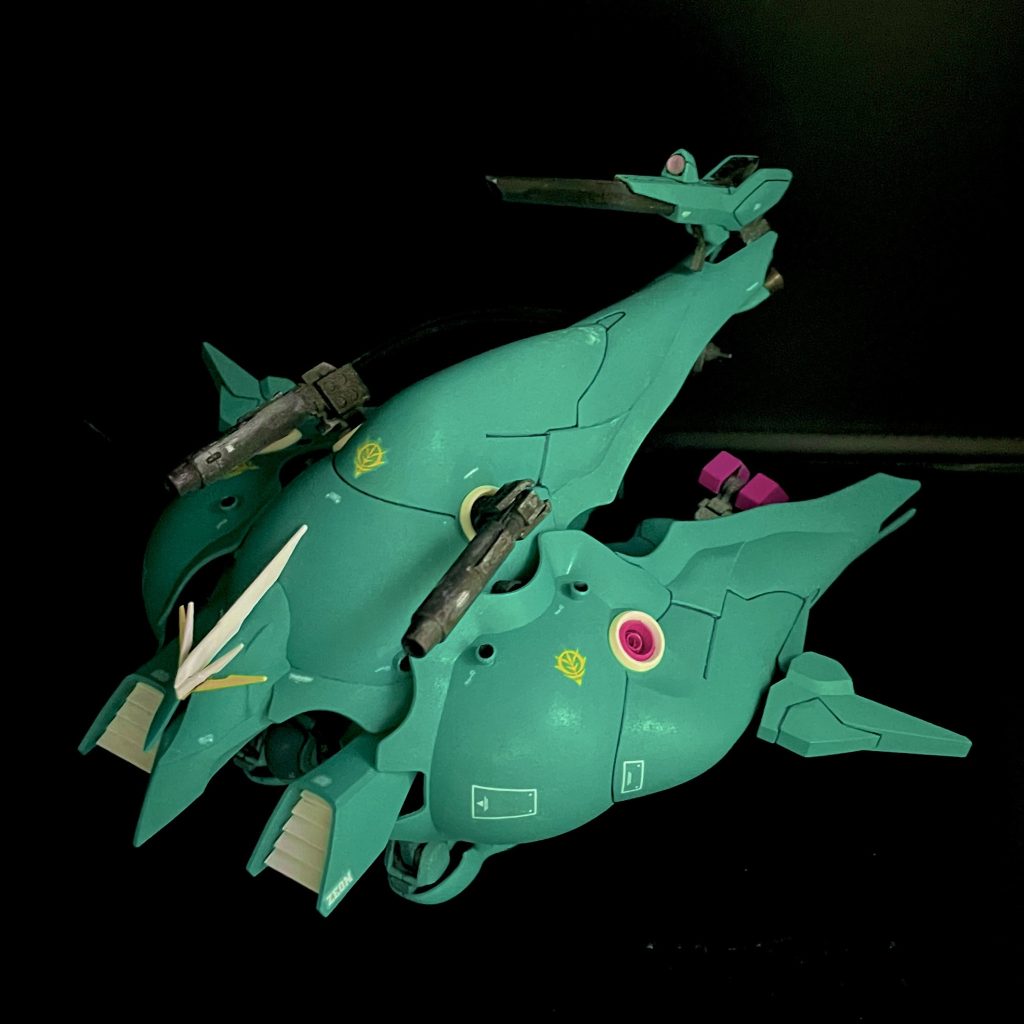 エルメスモジュールはMS外装として形態変化が可能でありビットコンテナを兼ねた3箇所のバインダーを閉じることで高速移動用MAとして運用可能元データである「シャロンの薔薇」がMAであったことからその特徴を色濃く残した実用的後継機としての運用が可能となっている