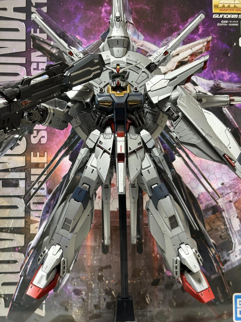 この箱絵めちゃくちゃ好きで物凄く強そう‼️箱絵バックに箱絵っぽく撮ってみました。プロビデンス見た時これは欲しい!ってなったんだけど全然売ってなくて💦やっと再販出るの知って最寄りのプラモ屋さんで予約ゲットして素組のままの状態で待機させてました。