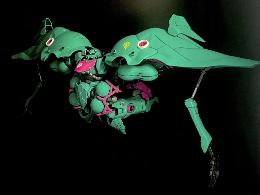 オマケ2テールバインダーをパージして手脚を折り畳めばアプサラスⅢシルエット今回「中の人」としてザクに拘ったのは実はアプサラスに脳を焼かれた過去があった為「光学センサーなんてなんでもいい」という割り切りと「ジオンの魂」としてのビジュアルから最先端機体の頭部がまさかのザクという原点回帰？原理主義？とどのつまりはザクへの愛を設定に捩じ込んだ作品へのリスペクト