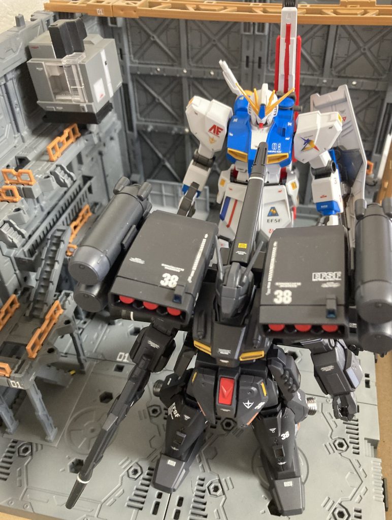 こちらは同じロンドベル隊のνガンダムと。