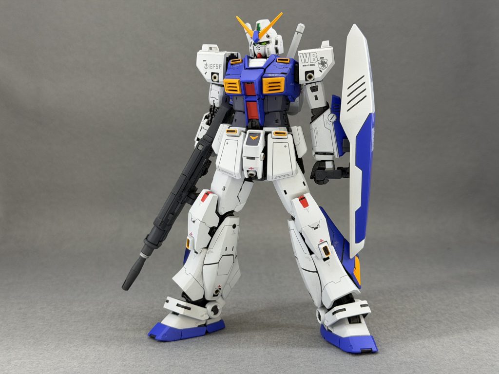 似てる部分も多いし簡単に終わると思ったんですが、まあなかなかそうも行かない。途中でいろいろ迷いもあったりして一筋縄では行きません。アムロ機なのでマーキングはホワイトベース隊です。