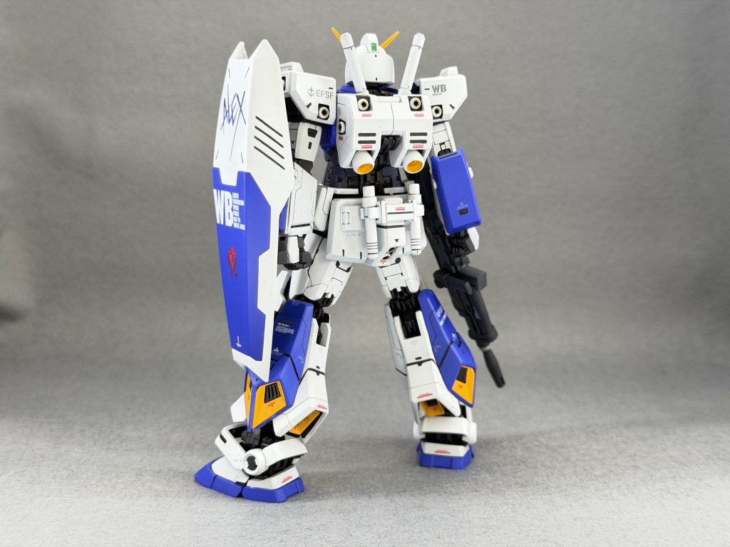 リアは腰に予備サーベルをつけました。ビームライフルはHGのものはなんか弱そうなんですよね。実弾兵器ぽいというか… RGのライフル2つとHGのパーツを組み合わせて適当にでっち上げています。ちなみに足首の接続パーツを逆向きにするだけで簡単に足を延長できます。腰のサイドアーマーを上に延長することでも脚長効果を狙っています。