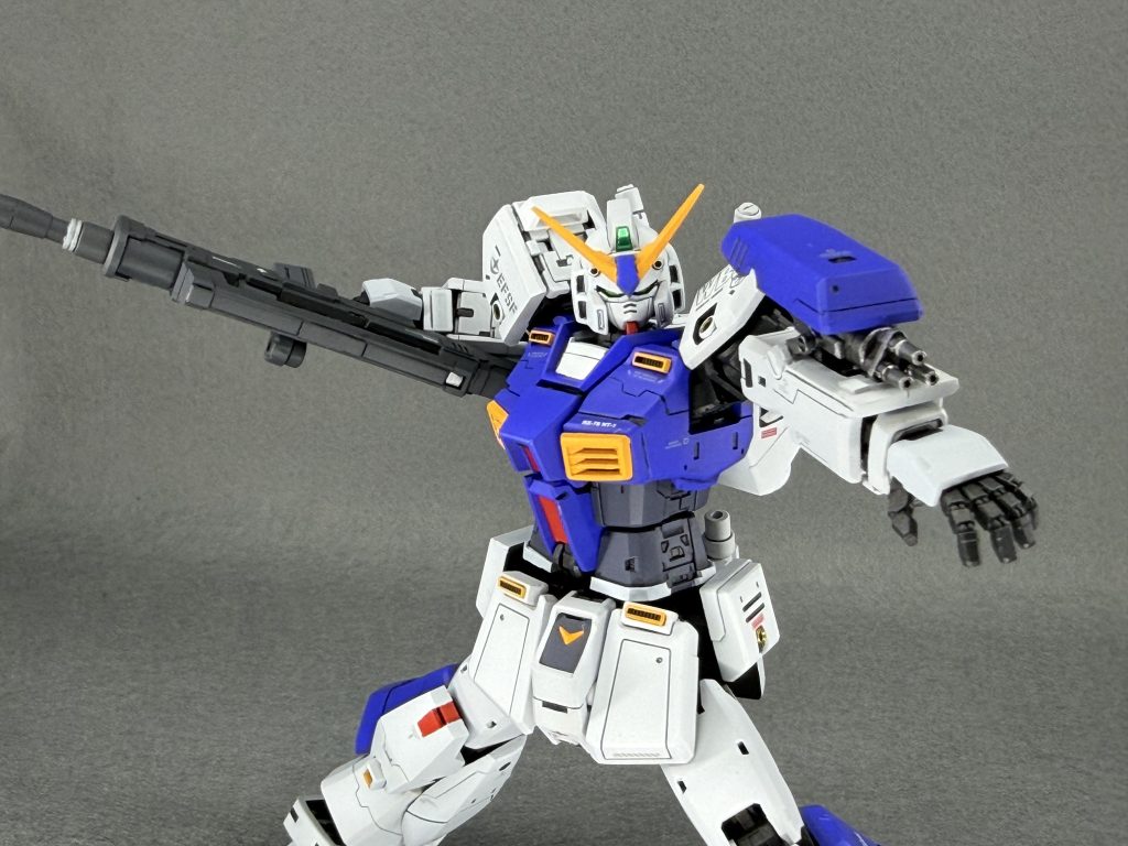 ガトリングは銃口だけキットのものを使用して自作しました。腕にはマグネットを仕込んでいるので差し替えで展開できます。各部にある丸いスラスターは全て金属パーツに置換しました。これもなかなか大変でした。