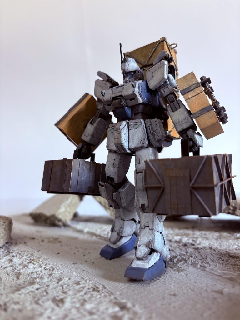 彼の活躍の裏にはそれを支援するある富豪の存在があったらしい。その姿を目撃した者の話によると、ブランドの髪をしたとても綺麗な女性であったらしい。その物資は連邦、ジオン関係なく運ばれ人々の生活を大きく支えた。今日も何処かで彼が物資を運び続けているであろう。戦争が終結するその日まで。