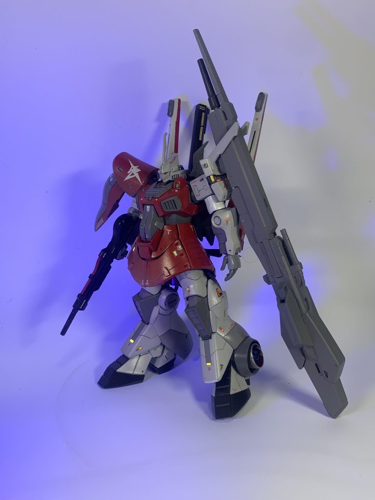 UVライトを当ててみたのですがモノアイの部分はあまり見えませんね。(zaku-kao4)
