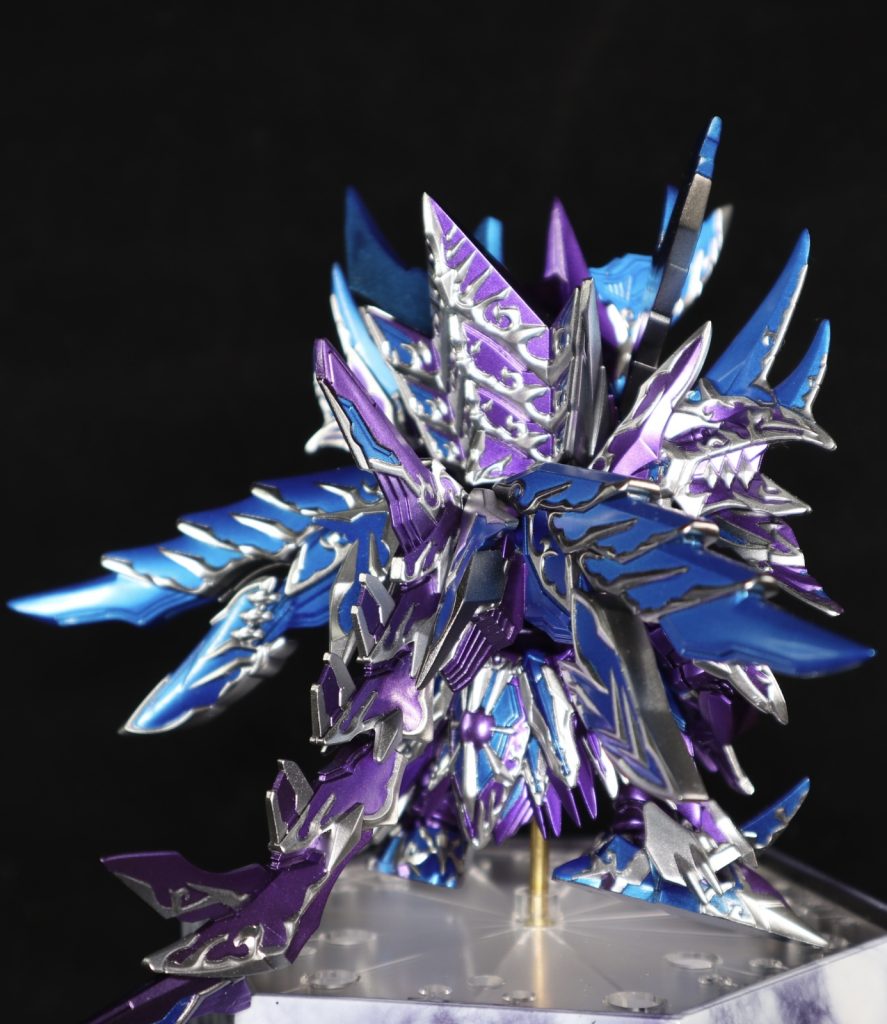 シルバー以外はほぼキャンディ塗装です。よーく見ると紫2色使ってます。明るいというか薄いというかの紫はメタルバイオレット。マスキングテープを細切れにして1パーツづつ2ヶ月くらいかけて塗装してます。2回くらいドボンしたりもしましたが無理のないよう時間かかるのが健全だと思います。工作は以前投稿したスペリオルストライクフリーダムドラゴンと同じなので割愛しますが真ん中の合わせ目消しはなかなかしびれるものがあります。