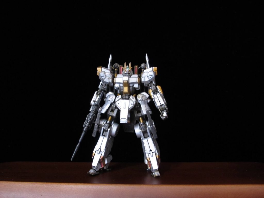 フレーム等はメタリックブラック、アクセントでゴールド、バーニア内部はメタリックピンクを使用