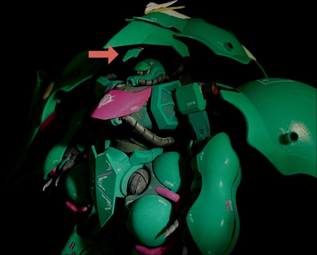 MSモード移行の際にはコアユニットであるザク頭部に大型テールバインダー内のサイコミュ送受信器を直結するコネクタとしてフェイスマスクパーツ(赤矢印)が折り畳み格納されていた状態から展開