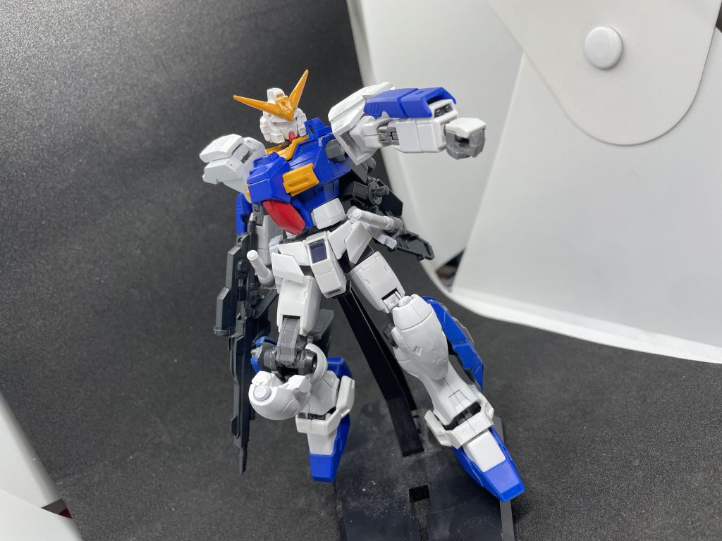 左腕部には牽制用バルカンを装備、両腕のカバーは取り外し可能で追加の武装などを装備可能なハードポイントになっている