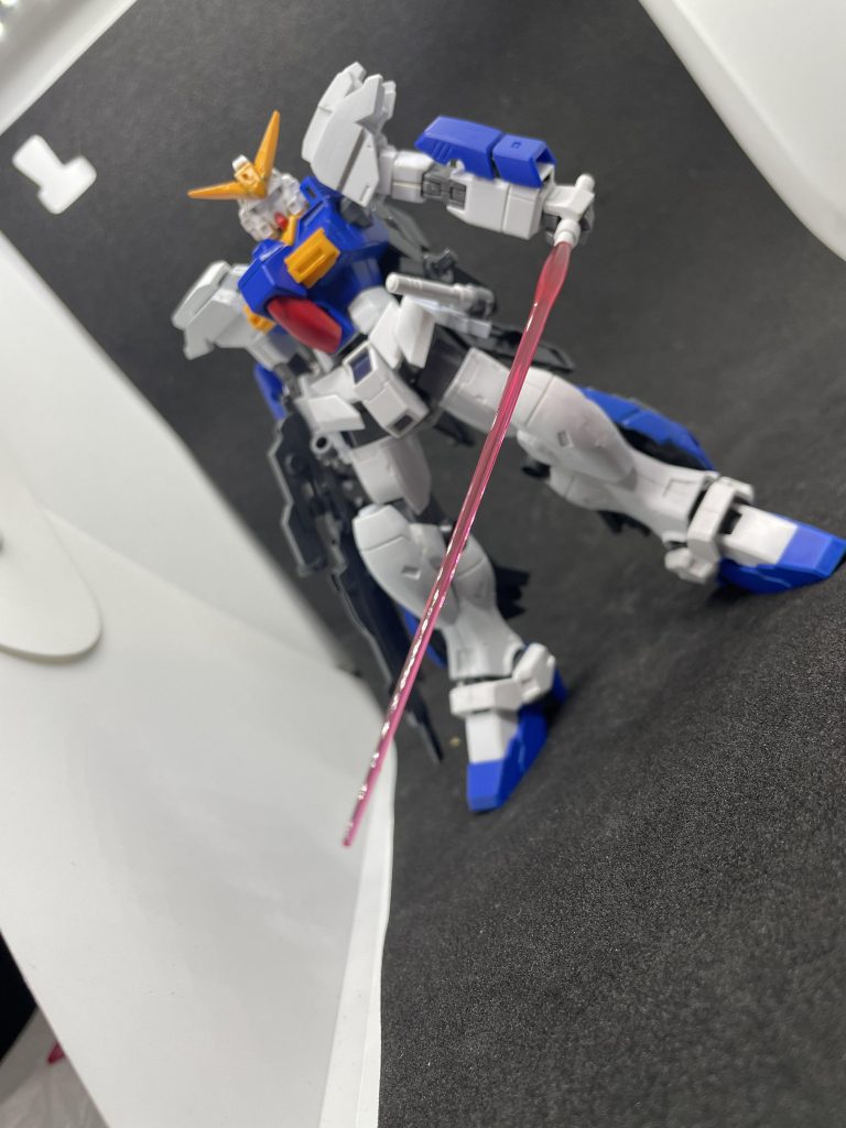 ペイルライダーと同じくビームサーベルを装備、内臓エネルギーを使用するため使い捨ての武装となる