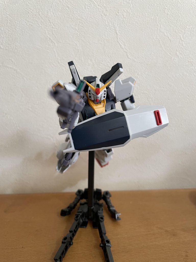 ライフル構えで、この構え方はAGE-1のドッズライフルみたいですね！