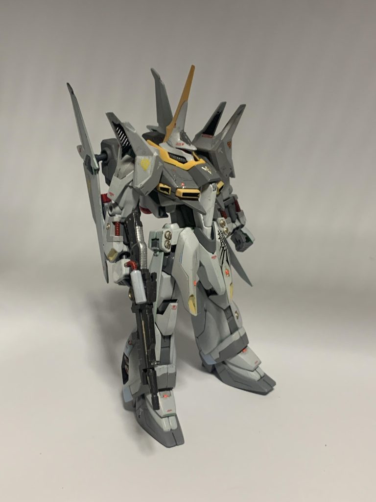 バウのボディデザインはゼータガンダムっぽいので白っぽいカラーで塗装してみました。