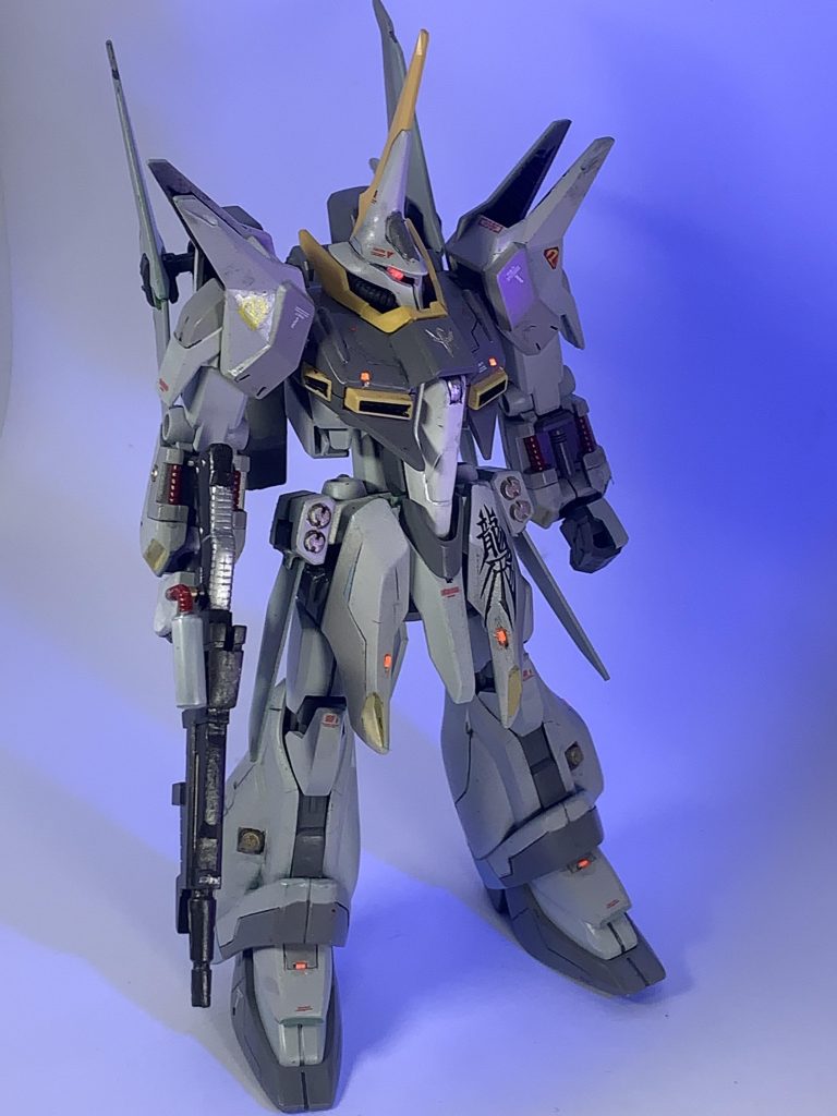 UVライト照射してモノアイを光らせてました。