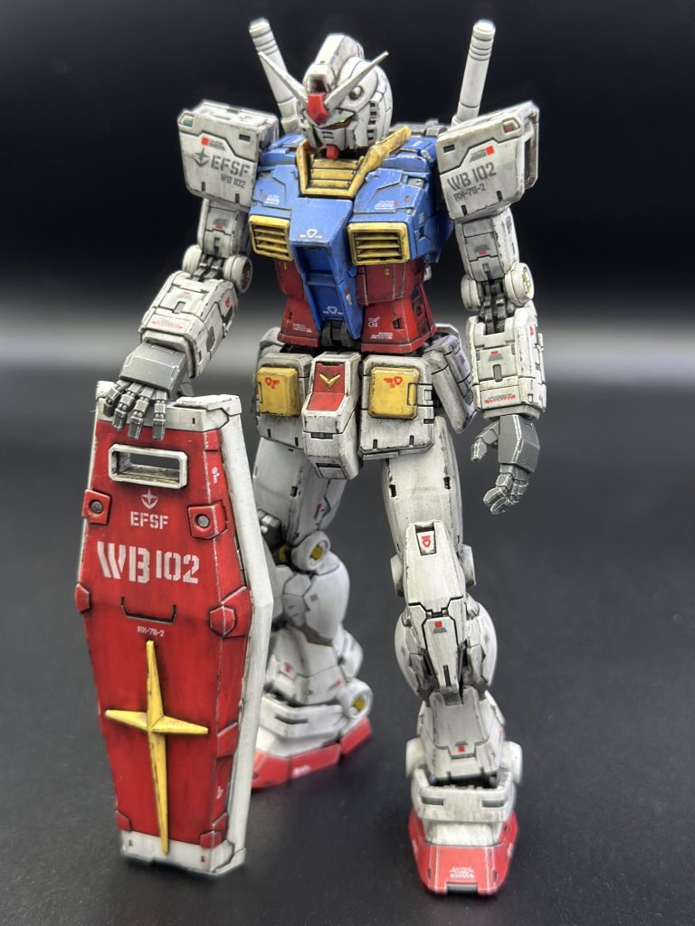 最初はこれで完成予定でしたが…シールドに戦った感じがしないと意見をもらったので急遽半田ごてで切って刺してした後黒で塗りめくれ表現のためシルバーをちょこちょこしましたポーズがほとんど変わってないのは5分ほどで仕上げたからです出来たやつ傷つけるのコワイネ…