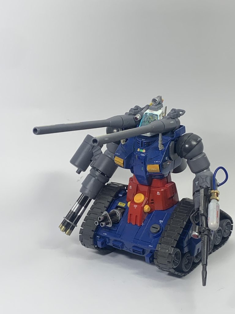 右手に五連装ガトリングガン、左手にビームライフル、前部に三連装ガトリングガンを装備してみまさした。