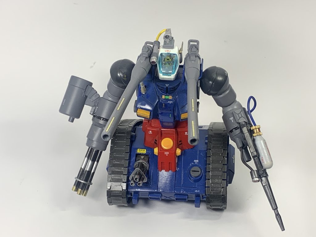 横幅を10mm幅増し、胸部もかなり形状変化させています。コクピット周りもかなりディテールを加えています。