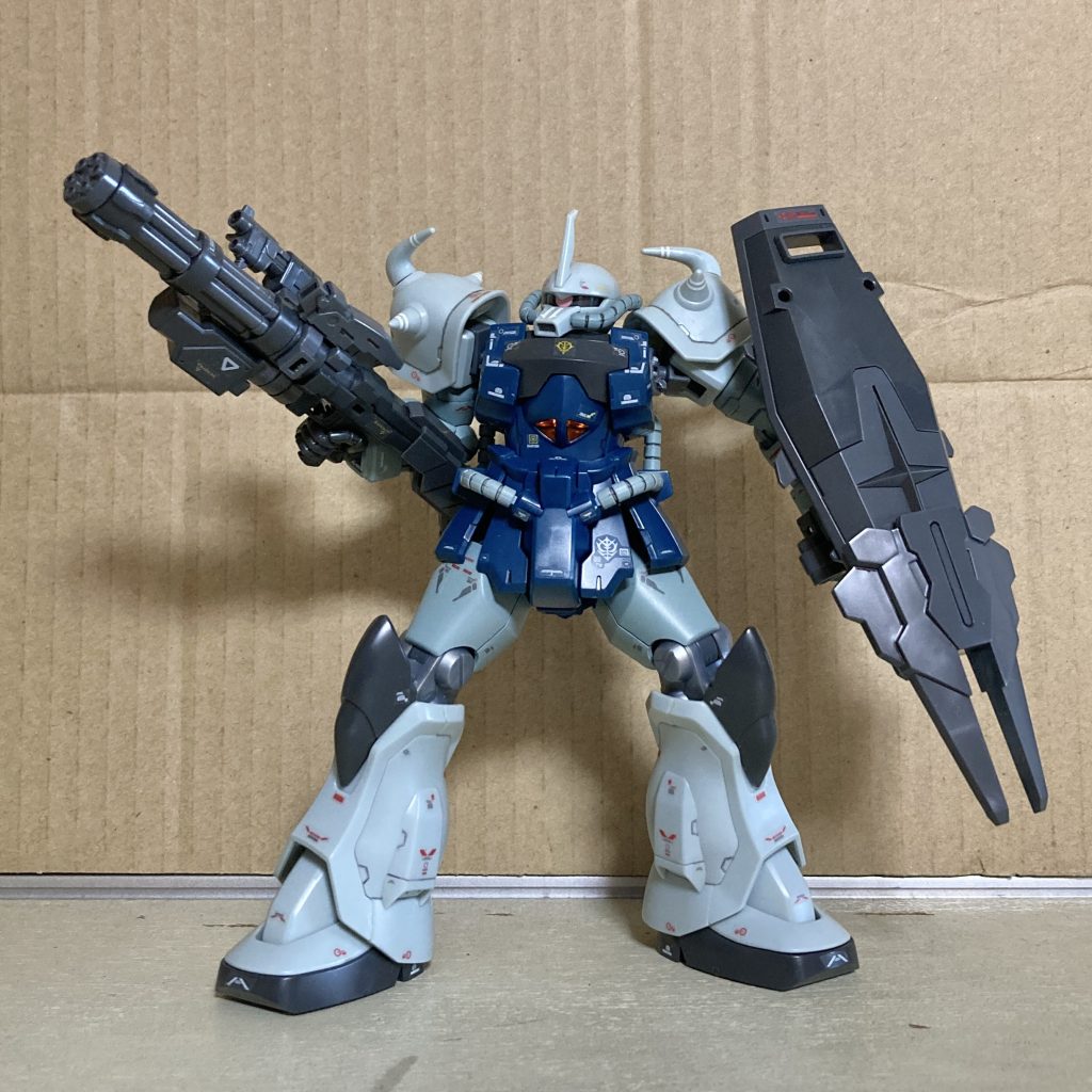 全身にはRGの製作で余ったマーキングシールをこれでもかと貼ってます。