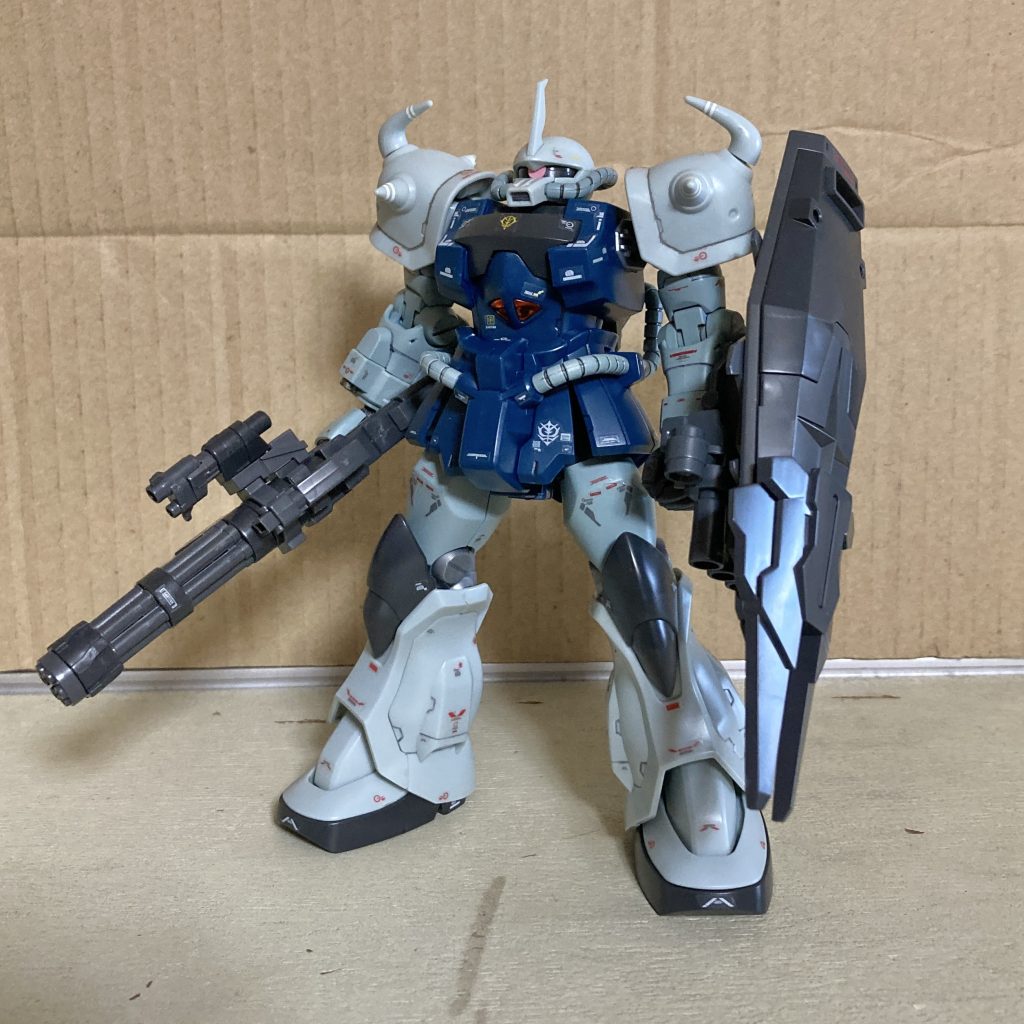 武装にはジャイアント•ガトリングガン、ロング•シールドを装備しています。