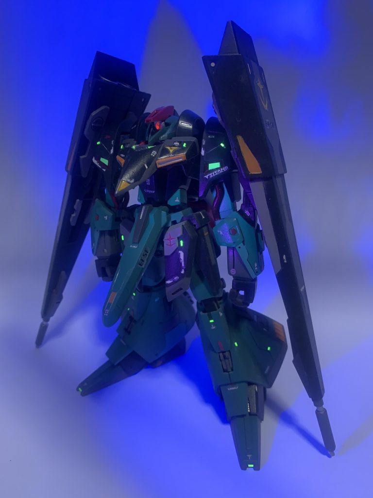モノアイ含む各所を蛍光色で塗装しUVライト照射してみました。