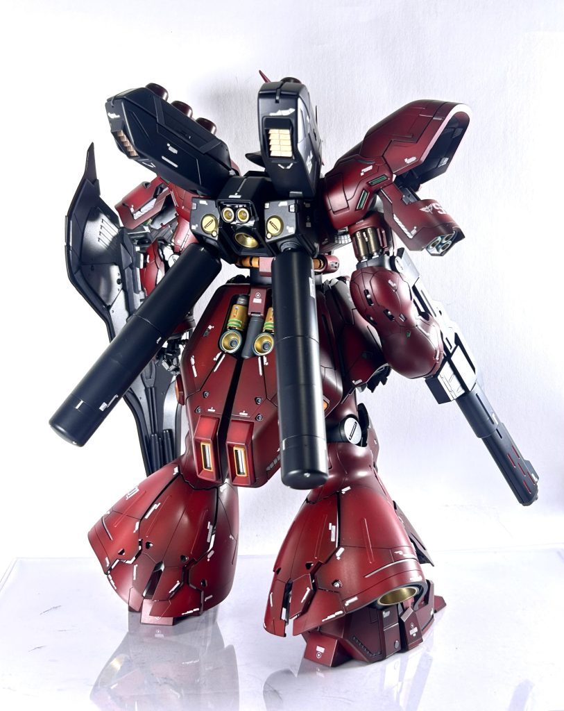 リアアーマーは造形が細かくカッチョ良かったので、エアブラシと筆塗りで塗り分けてみました✨各所の曲線がたまりません‼️