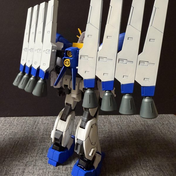 オデュッセウス級3号機ペルセウスガンダムになります！こちらはアルケイデスガンダムに比べてスムーズに開発出来ています！ペルセウスガンダムはブッホエアロダイナミクスとサナリィの共同制作という設定なのでf90やベルガギロス系に繋がるようなデザインを意識しました。また、荒々しく強さをイメージしたアルケイデス比べてペルセウスは優しく若い英雄をイメージしてデザイン（ミキシング、リペイント）しました！（4枚目）