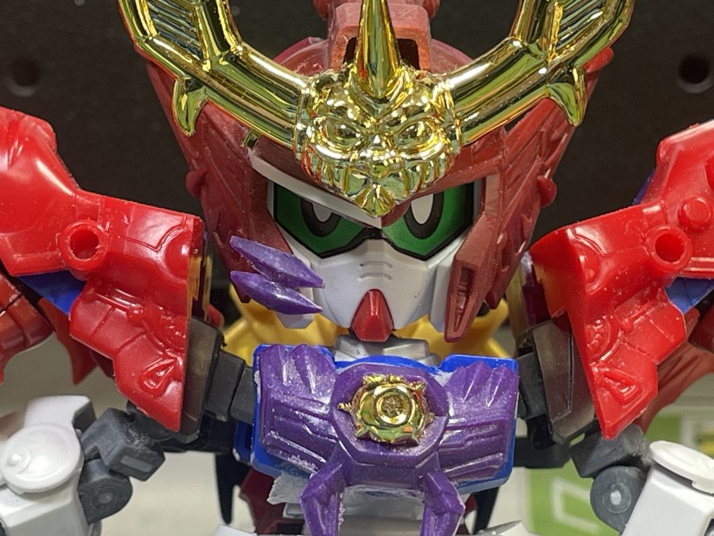 脚部や兜は三国伝のヴァサーゴから。特に兜は印象を決める大事なポイントなので、闇元帥に寄せる加工をしました