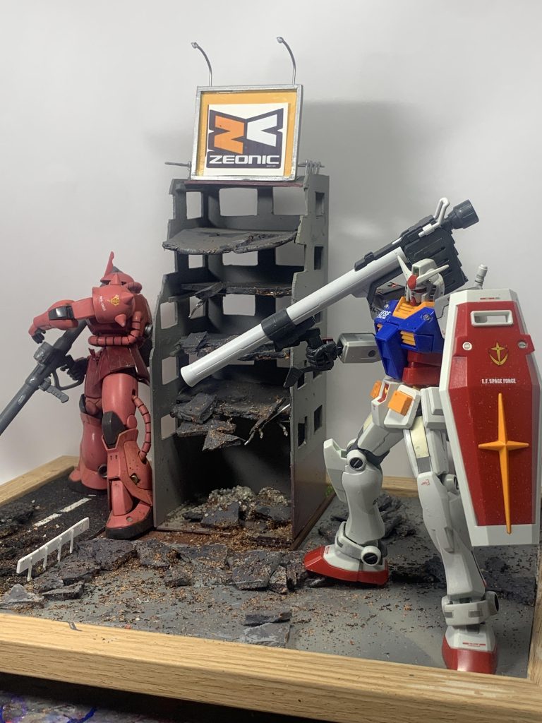 ビルの影に隠れているシャア専用ザクの存在に気が付いていないアムロガンダムというシチュエーションなのですがスペースの関係で【そんな近くにおるのにきづかへんのかい‼️】というギャグじみた感じになってしまいました。(zaku-kao4)&nbsp;&nbsp;&nbsp;