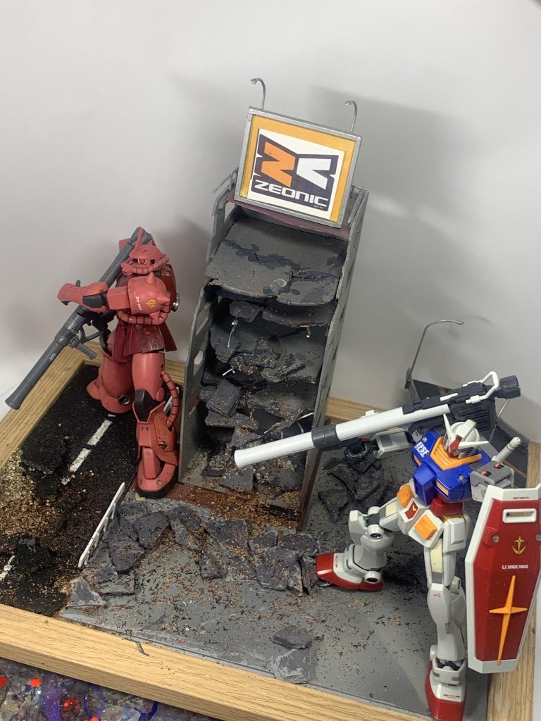 崩壊寸前のビルはプラ板や石粉粘土なとを使用しスクラッチ。(gundam-kao1)