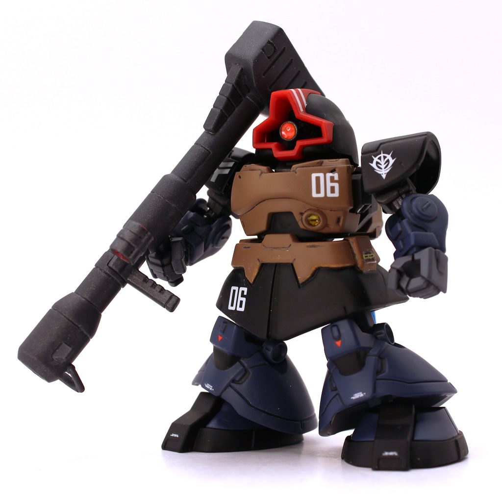 塗装は色々悩んだ挙句、リアルタイプ風の色に塗りました。お腹のベルトが一体パーツなので、ちょっと塗り分け面倒でした。意外と面積があって目立つ箇所なので筆塗りは避け、マスキングして缶スプレー塗装しました。使った缶スプレーは手足がアサヒペンのアマゾンブルー、胸部がクレオスのウッドブラウンです。ウッドブラウンは使いがけで多分10年以上置いておいたもので、拭いた時にちゃんとミストにならず、ダマダマになってしまい泣きそうになりました。缶スプレー塗料はとっとと使うか、試し吹きしてダメそうなら使っちゃダメですね。