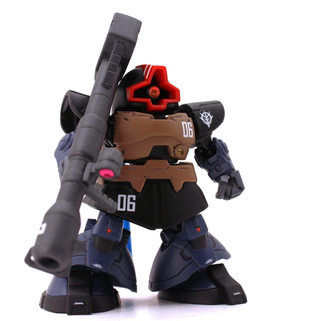 スネ部は左右モナカで後ろ側は一部を除き段落ちモールドですが、前面は思いっきり合わせ目が出るので消しました。ゲルググは左右でしたが、この脚部合わせ目消し＆膝の塗り分け、あとは胸部パーツのお腹部分を塗るだけでもかなり印象が引き締まりますね。