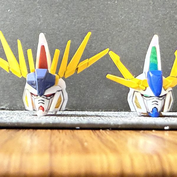 現在開発中のオデュッセウス級ガンダム2号機、3号機のテストヘッドが完成！！左が2号機アルケイデス右が3号機ペルセウスになります！2号機のアルケイデスはアナハイム製でフィックス・アルゴスユニット装備を前提の機体になります。3号機はサナリィ、ブッホエアロダイナミクスの2社によりオデュッセウスガンダムの予備機をベースに改修を受けた設定です。（4枚目）