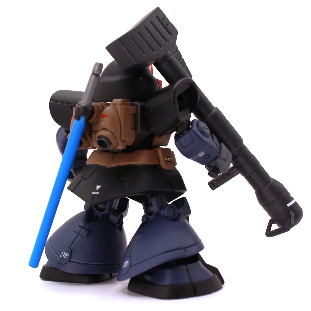 肘部も思いっきり肉抜き穴がありますので、プラ板を詰め込んで接着して消しました。ゲルググよりも複雑な面構成だったので結構面倒でした。背面バーニアはちょっと寂しい造りだったので、社外バーニアパーツを小加工して接着しディテールアップしました。