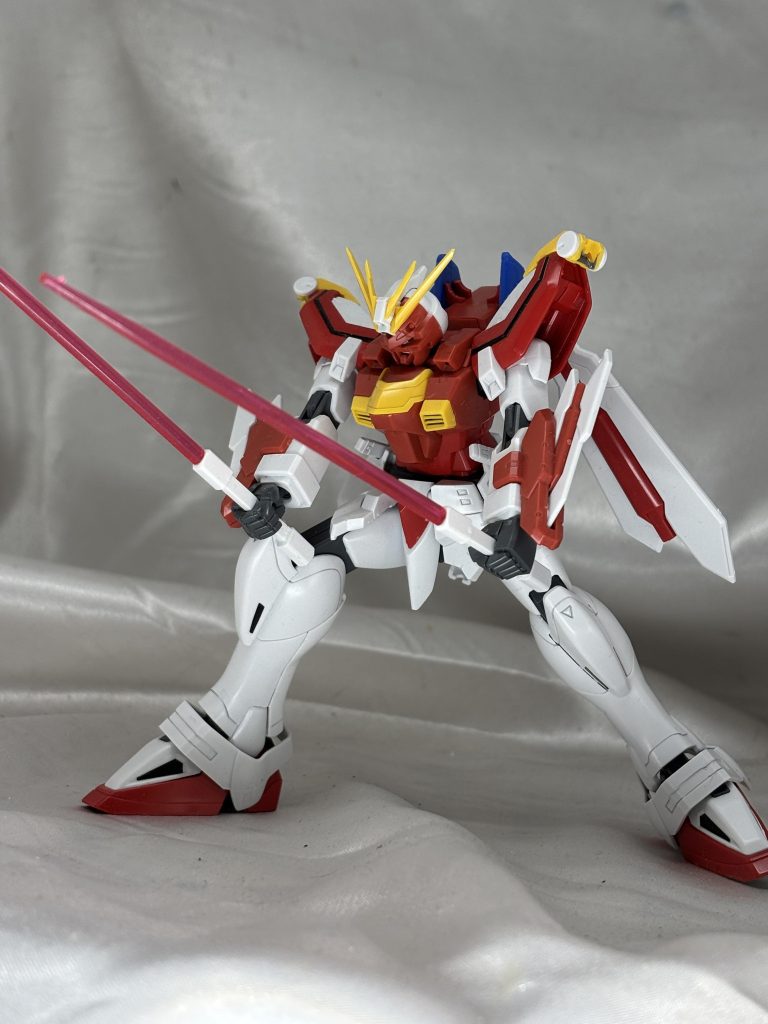 師弟関係なのは仕方ないとして、ネオジャパンのファイトスタイルがカンフーっぽいのが納得いかなかったので日本刀は嬉しいです。余談ですが、まぁパラレルなんで時系列的なつながりはないとは思いますが、ビルドファイターズトライの次元覇王流って空手ベースなのに師範のドモンはカンフーよりなんですよね。セカイ君の兄も空手ベースだったのであの世界のドモンはあの格好でクラシックな空手を使ってたんですかね？