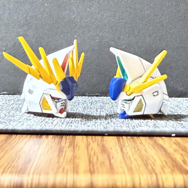 現在開発中のオデュッセウス級ガンダム2号機、3号機のテストヘッドが完成！！左が2号機アルケイデス右が3号機ペルセウスになります！2号機のアルケイデスはアナハイム製でフィックス・アルゴスユニット装備を前提の機体になります。3号機はサナリィ、ブッホエアロダイナミクスの2社によりオデュッセウスガンダムの予備機をベースに改修を受けた設定です。（2枚目）